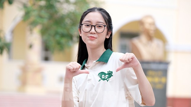 Vẻ đẹp trong veo 'gây sốt' của nữ thủ khoa kỳ thi tốt nghiệp THPT 2023 ảnh 1
