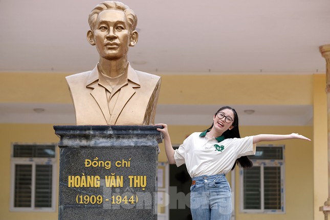 Vẻ đẹp trong veo 'gây sốt' của nữ thủ khoa kỳ thi tốt nghiệp THPT 2023 ảnh 3