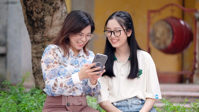 Vẻ đẹp trong veo 'gây sốt' của nữ thủ khoa kỳ thi tốt nghiệp THPT 2023 ảnh 4