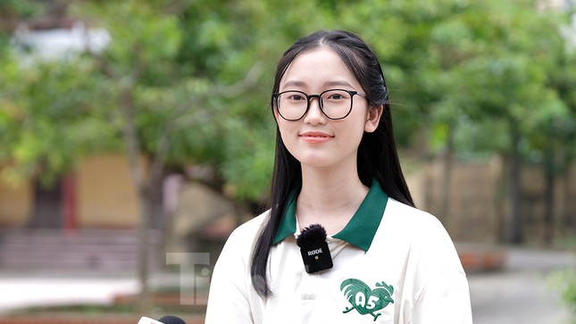 Vẻ đẹp trong veo 'gây sốt' của nữ thủ khoa kỳ thi tốt nghiệp THPT 2023 ảnh 7