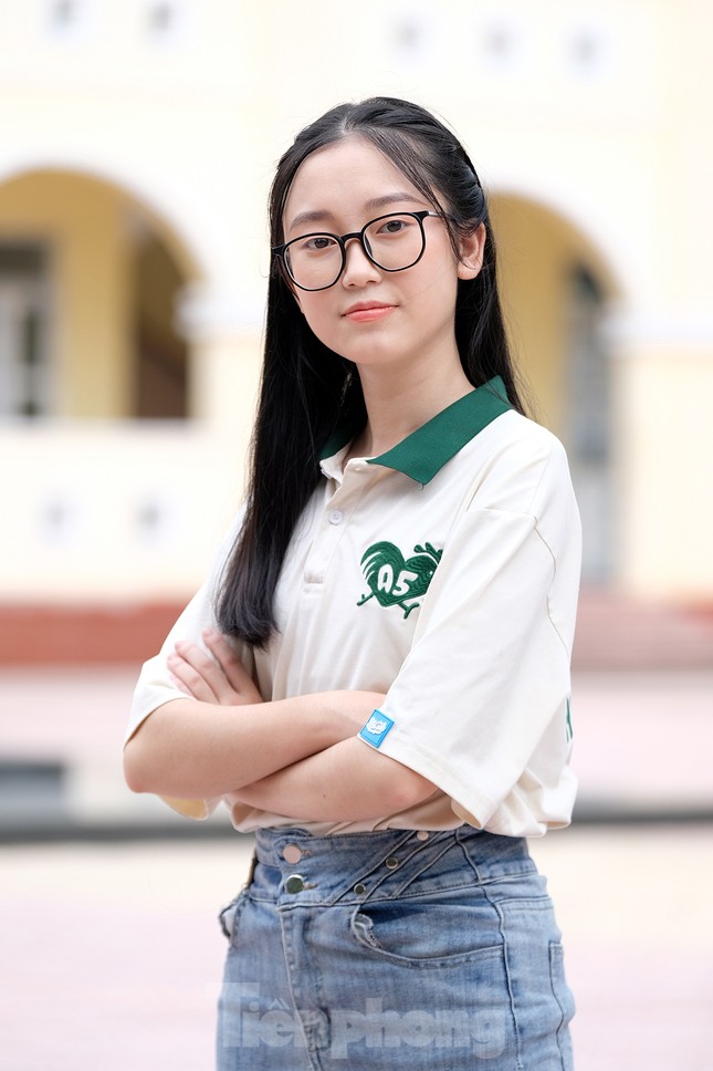 Vẻ đẹp trong veo 'gây sốt' của nữ thủ khoa kỳ thi tốt nghiệp THPT 2023 ảnh 11