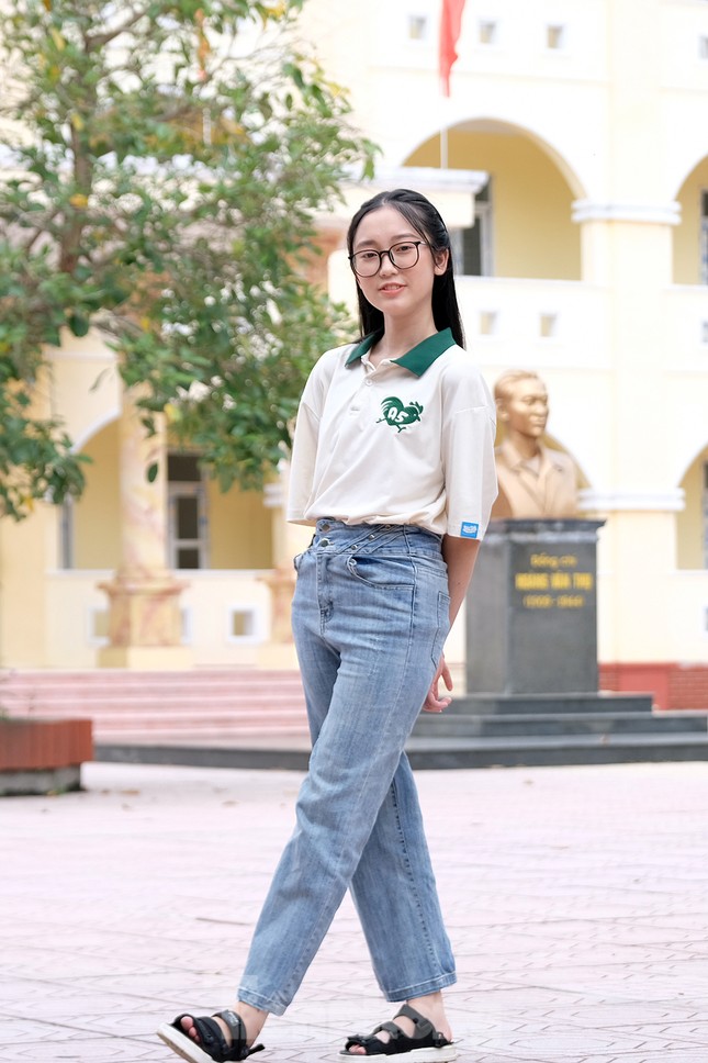 Vẻ đẹp trong veo 'gây sốt' của nữ thủ khoa kỳ thi tốt nghiệp THPT 2023 ảnh 12