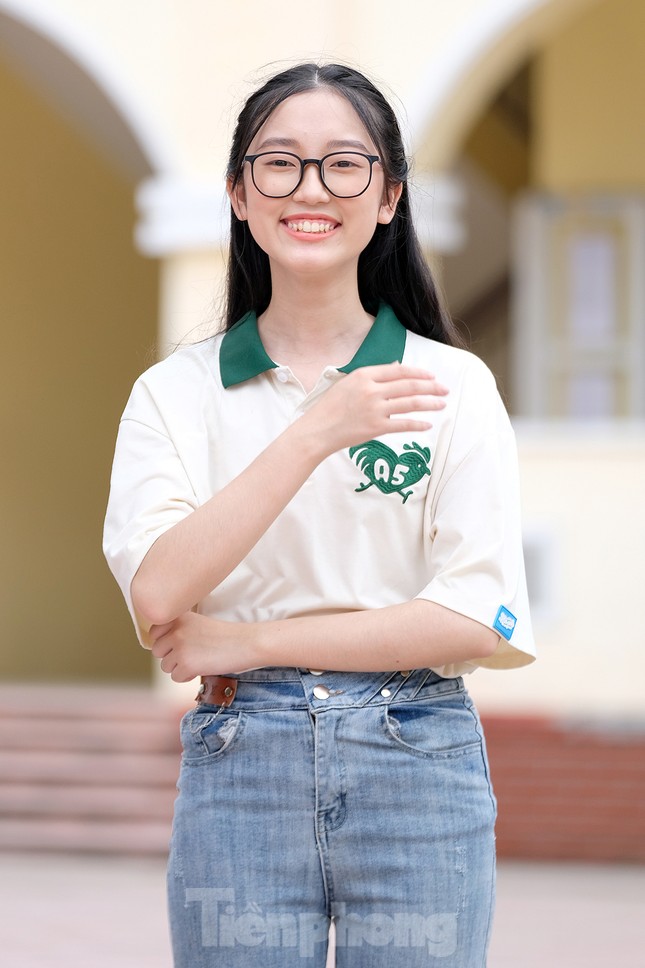 Vẻ đẹp trong veo 'gây sốt' của nữ thủ khoa kỳ thi tốt nghiệp THPT 2023 ảnh 13