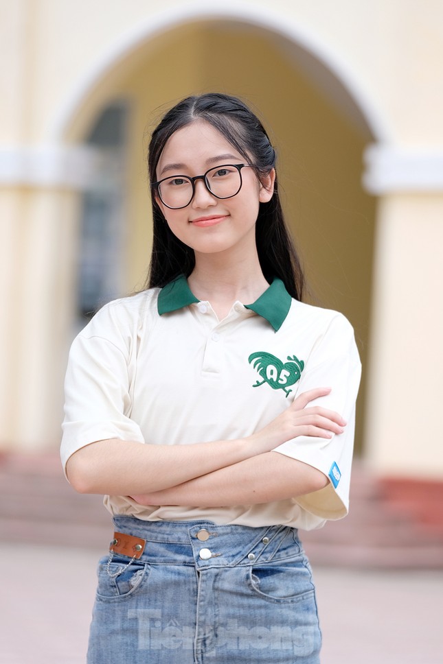 Vẻ đẹp trong veo 'gây sốt' của nữ thủ khoa kỳ thi tốt nghiệp THPT 2023 ảnh 15