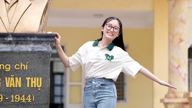 Vẻ đẹp trong veo 'gây sốt' của nữ thủ khoa kỳ thi tốt nghiệp THPT 2023 ảnh 17