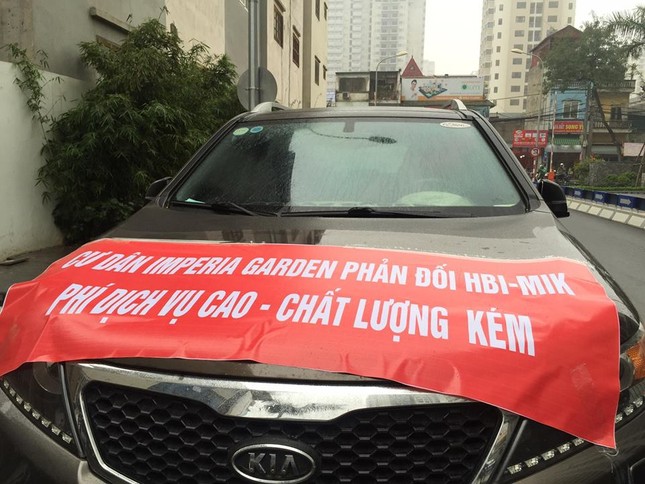 Bị cắt nước đầu năm, dân chung cư mang xô chậu xuống sảnh gội đầu ảnh 1