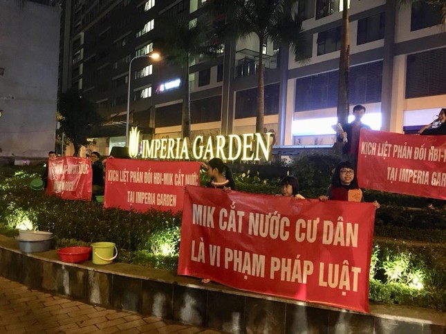 Bị cắt nước đầu năm, dân chung cư mang xô chậu xuống sảnh gội đầu ảnh 4