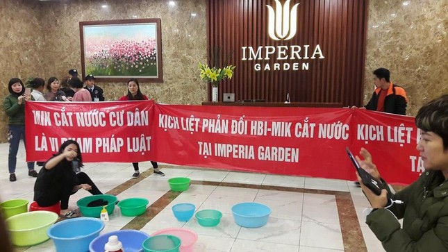 Bị cắt nước đầu năm, dân chung cư mang xô chậu xuống sảnh gội đầu ảnh 3