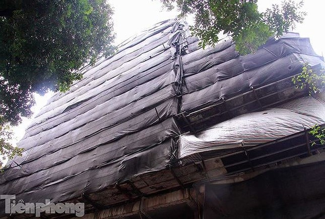 Cao ốc xây vượt tầng gần Hồ Gươm bất ngờ tháo dỡ ảnh 5