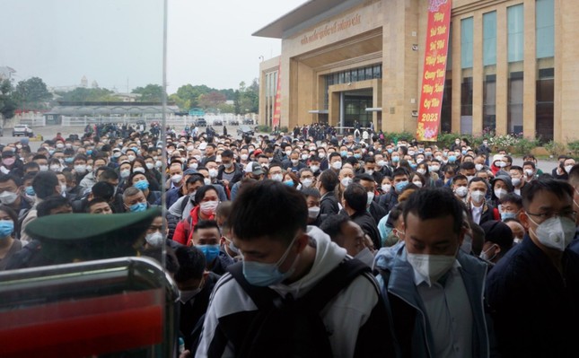 Hàng trăm người xếp hàng chờ xuất cảnh sang Trung Quốc ở cửa khẩu Móng Cái - Ảnh 11.