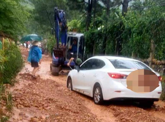 Hà Nội: Lũ quét bất ngờ, nhiều ô tô mắc kẹt ở khu vực Sóc Sơn ảnh 4
