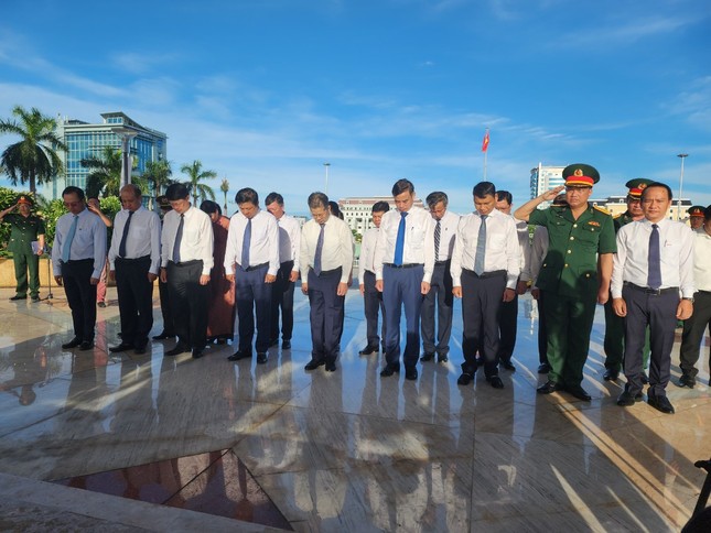 Lãnh đạo TP. Đà Nẵng dâng hương tưởng niệm các Anh hùng liệt sĩ ảnh 2