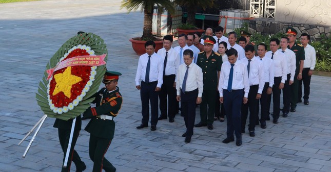 Ông Nguyễn Văn Quảng - Bí thư Thành ủy và lãnh đạo TP. Đà Nẵng đặt vòng hoa và dâng hương tưởng niệm các Anh hùng liệt sĩ tại Đài tưởng niệm thành phố.