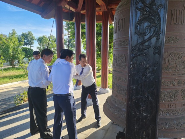 Lãnh đạo TP. Đà Nẵng dâng hương tưởng niệm các Anh hùng liệt sĩ ảnh 6