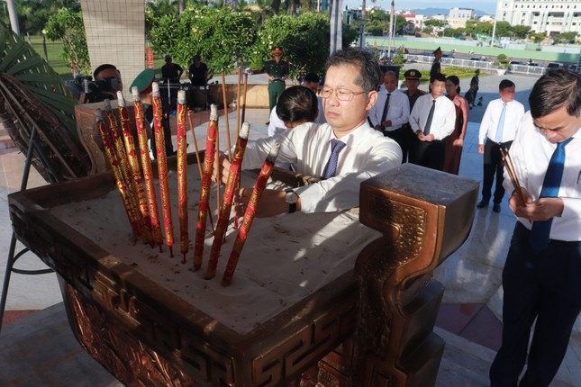 Lãnh đạo TP. Đà Nẵng dâng hương tưởng niệm các Anh hùng liệt sĩ ảnh 3