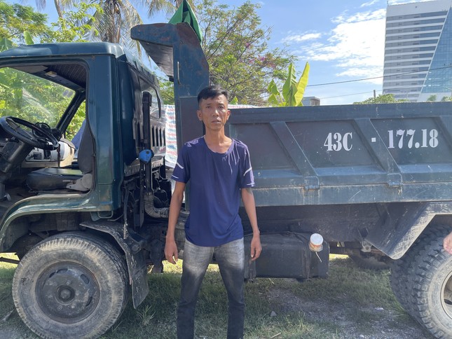Bắt giữ đối tượng trộm ô tô tải đậu trên phố ảnh 1