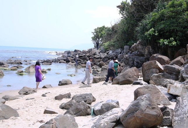 Đà Nẵng: Người dân tự dỡ rào chắn lối xuống biển ở resort Nam Ô ảnh 7