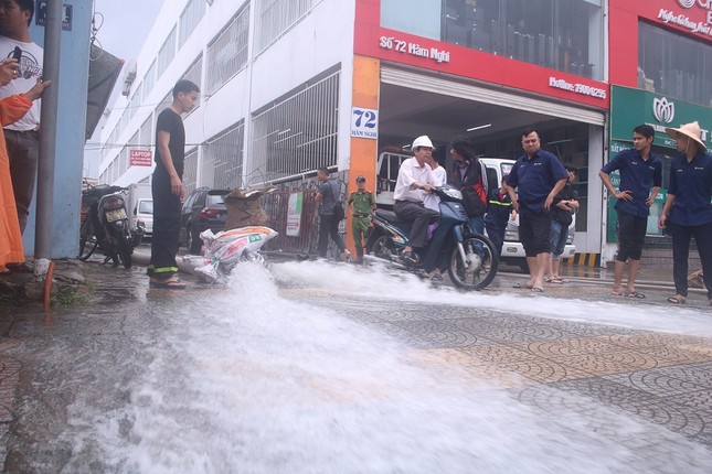 Bơm nước 'giải cứu' ôtô, xe máy ngập trong hầm chung cư Đà Nẵng ảnh 5