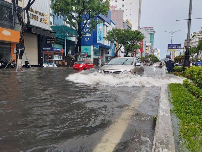 Cây đổ hàng loạt, mất điện, hàng nghìn nhà tốc mái do bão số 5 ảnh 14