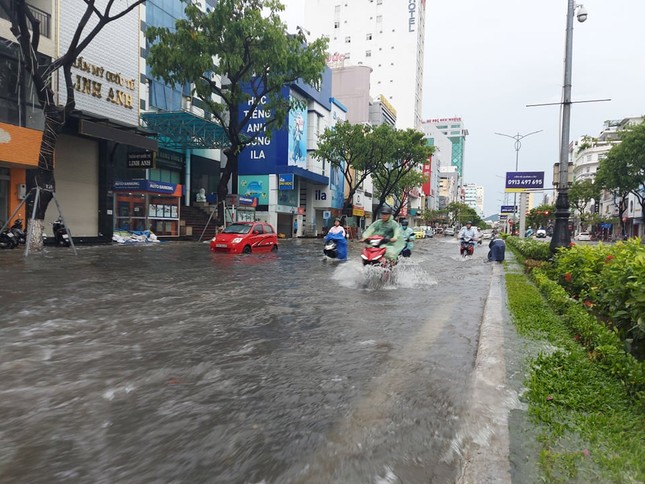 Cây đổ hàng loạt, mất điện, hàng nghìn nhà tốc mái do bão số 5 ảnh 15