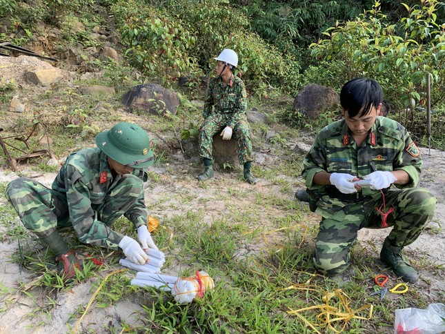 Mục kích quân đội nổ mìn đánh sập hầm vàng trái phép tại Đà Nẵng ảnh 2