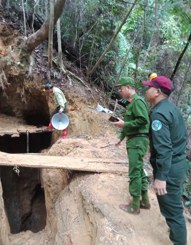 Mục kích quân đội nổ mìn đánh sập hầm vàng trái phép tại Đà Nẵng ảnh 1