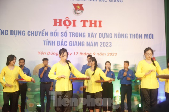 Tuổi trẻ Bắc Giang giúp người dân giải quyết 10.000 thủ tục dịch vụ công trực tuyến ảnh 1