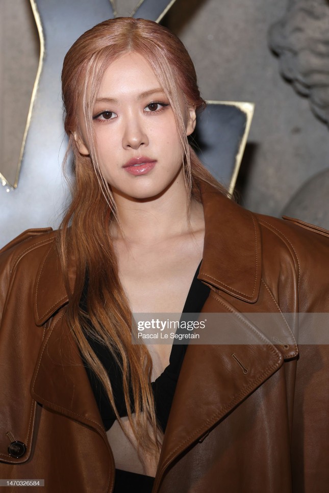 Rosé BLACKPINK at YSL show: Impressive temperament, sitting next to Dua Lipa is "horizontal cute" photo 3