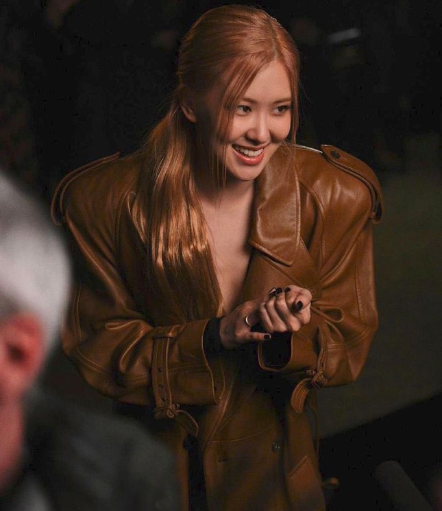 Rosé BLACKPINK at YSL show: Impressive temperament, sitting next to Dua Lipa is "horizontal cute" photo 5