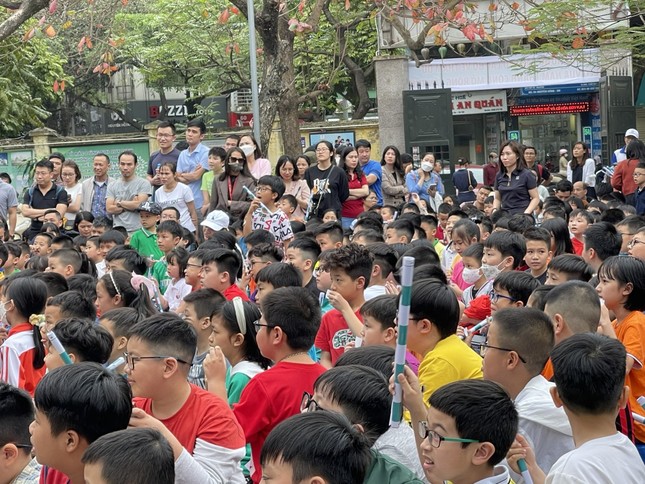 Tween Tiểu học Nam Thành Công tổ chức giải cờ vua: Vừa đấu trí vừa được nhận quà ảnh 1