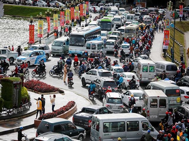 Đà Lạt lắp đặt đèn giao thông: Phải hy sinh nét văn hóa riêng vì du khách ngày càng đông? ảnh 1