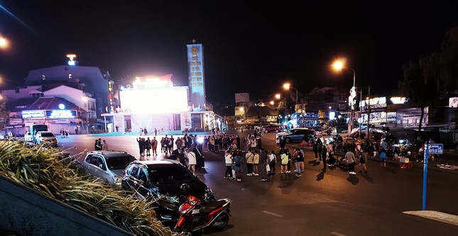 Dẫu mai anh đào đang mùa nở rộ, Đà Lạt những ngày cuối năm vẫn vắng lặng lạ thường ảnh 8