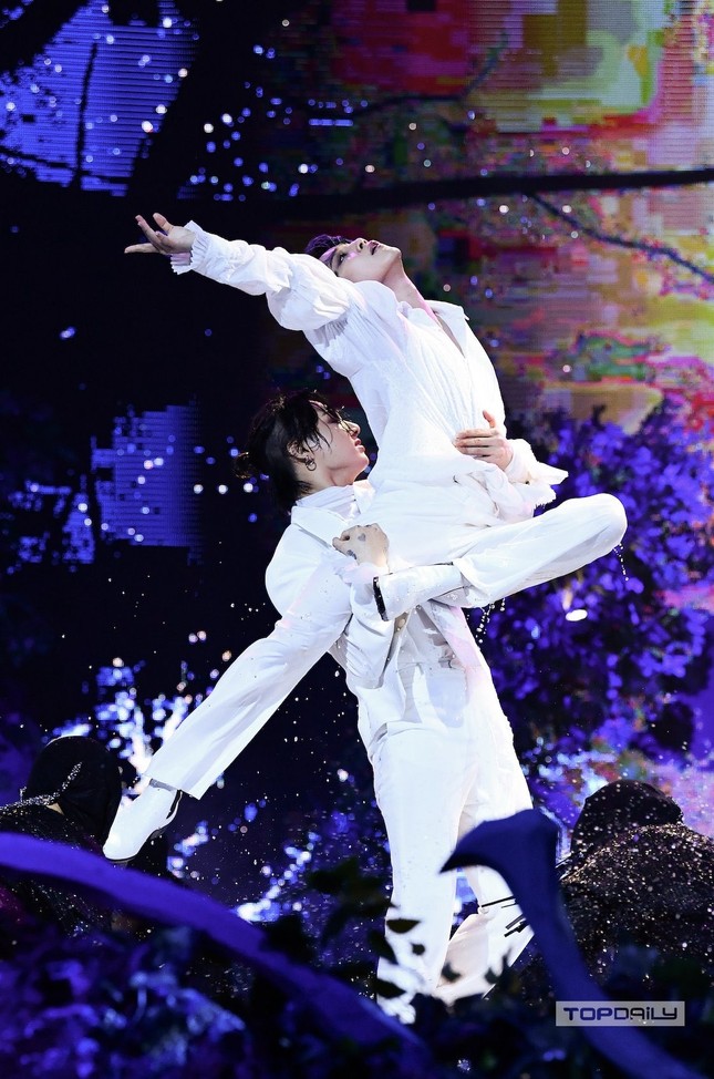 BTS gây bão với sân khấu “Black Swan”, khiến fan xúc động vì tình đồng đội tại MMA 2020 ảnh 5