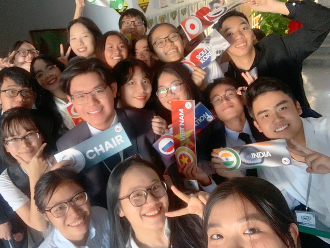 Chàng trai 2K đỗ 21 trường ĐH: “18 tuổi, tớ là lãnh đạo của một tổ chức quốc tế!“ ảnh 4