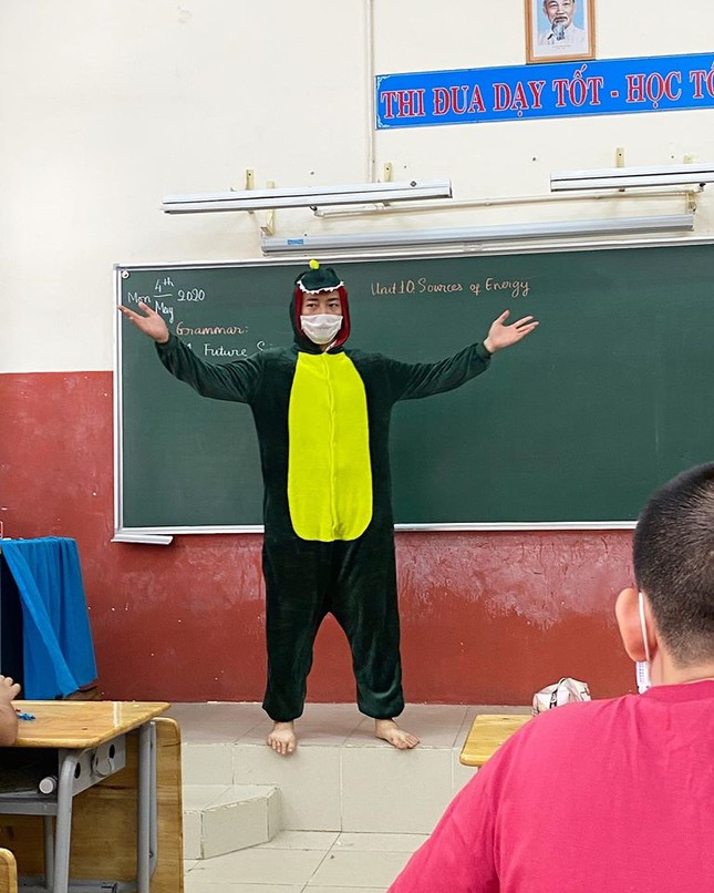 Thầy giáo điển trai mở lớp học tiếng Anh trên TikTok, video nào cũng nhận nghìn tim! ảnh 5