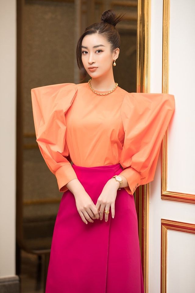 Tiểu Vy, Mỹ Linh cùng “hội chị em” diện váy áo đủ màu dự họp báo bán kết Hoa Hậu Việt Nam ảnh 3
