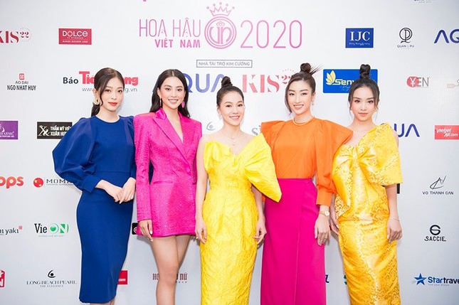 Tiểu Vy, Mỹ Linh cùng “hội chị em” diện váy áo đủ màu dự họp báo bán kết Hoa Hậu Việt Nam ảnh 1