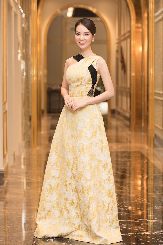 Tiểu Vy, Mỹ Linh cùng “hội chị em” diện váy áo đủ màu dự họp báo bán kết Hoa Hậu Việt Nam ảnh 4