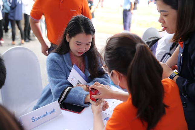 Giới trẻ Hà Nội hào hứng “tạm biệt” tiền mặt tại lễ hội mua sắm - giải trí Sóng Festival ảnh 3