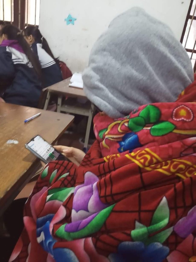 Miền Bắc trời rét đậm dưới 15 độ, học sinh rủ nhau mang chăn đến trường giữ ấm ảnh 7