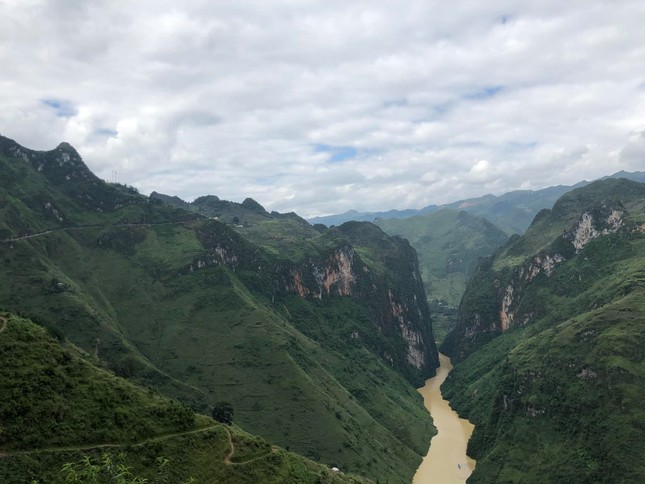 Tại sao diện mạo mới của Panorama Mã Pí Lèng (Hà Giang) khiến dân mạng tranh cãi gay gắt? ảnh 3