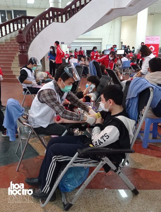 Sinh viên Hà Nội hào hứng tham gia hiến máu trong ngày hội Chủ Nhật Đỏ 2021 ảnh 8