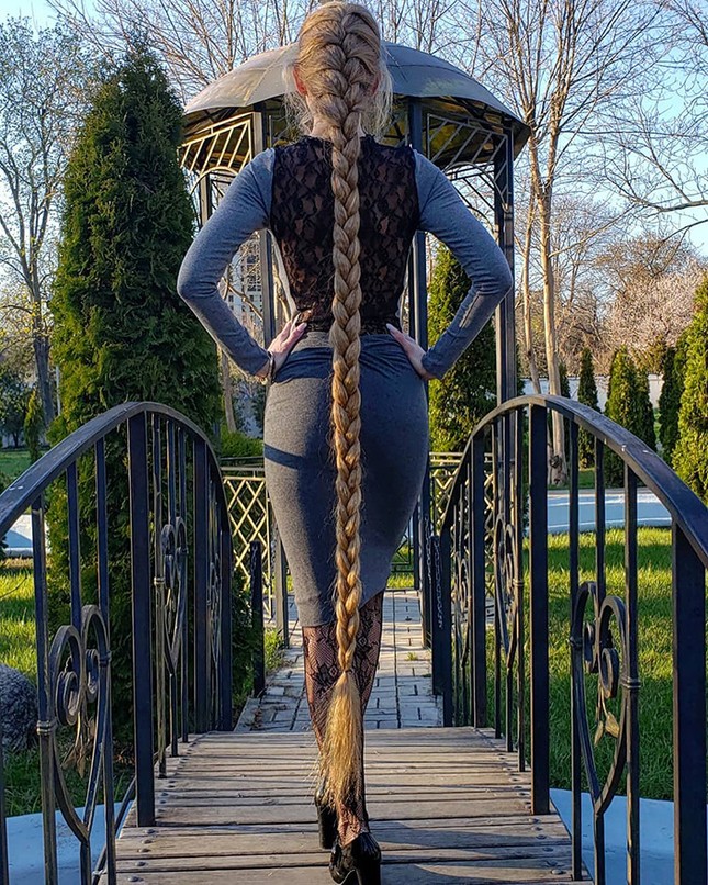 Chiêm ngưỡng “công chúa Rapunzel” đời thực với mái tóc vàng óng dài tận 1,8m ảnh 4