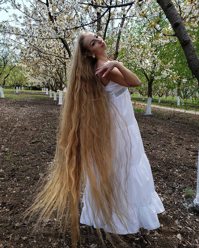 Chiêm ngưỡng “công chúa Rapunzel” đời thực với mái tóc vàng óng dài tận 1,8m ảnh 2