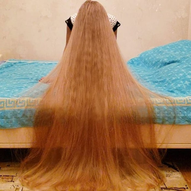 Chiêm ngưỡng “công chúa Rapunzel” đời thực với mái tóc vàng óng dài tận 1,8m ảnh 3