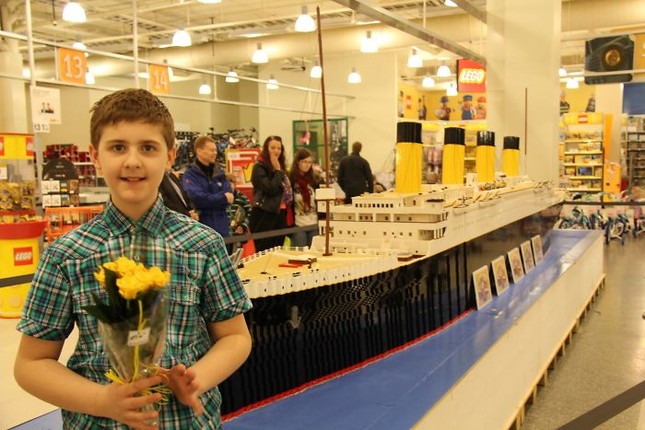 Cậu bé tự kỷ lắp mô hình tàu Titanic siêu lớn bằng Lego, rồi tự thay đổi cuộc đời mình ảnh 5