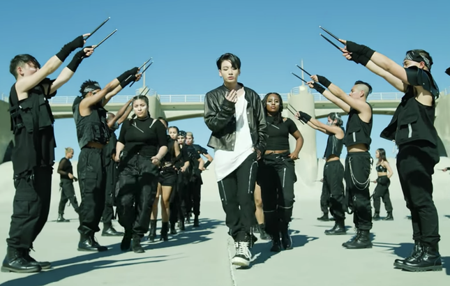 “Black Swan” và “ON”, những ca khúc hé lộ cuộc sống BTS không chỉ màu hồng ảnh 2