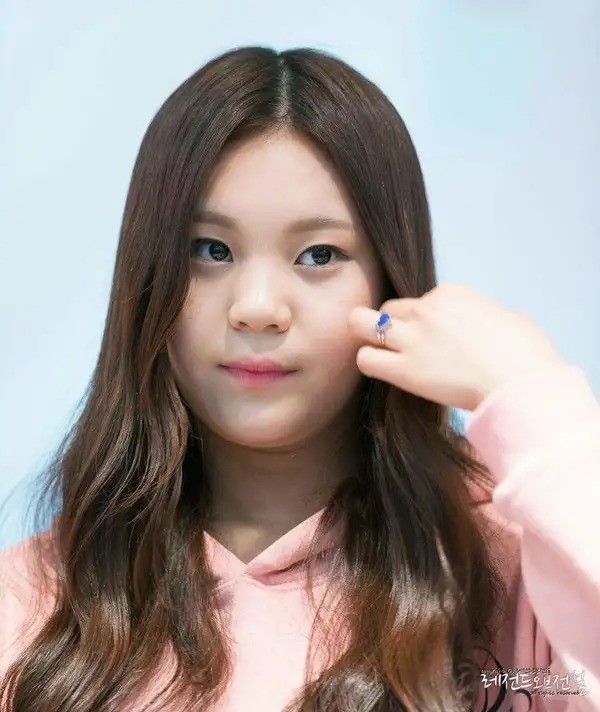 Nhìn Umji (G-Friend) bây giờ mới thấy câu “vịt hóa thiên nga” là có thật ảnh 2