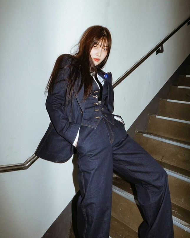 Sao Hàn 24H: Không hẹn mà gặp, Joy (Red Velvet) cùng Seolhyun (AOA) đều mặc đồ menswear ảnh 2