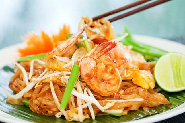 Hết lời khen đồ ăn Việt Nam ngon nhưng IZ*ONE lại gọi tên món “Pad Thái” ảnh 2